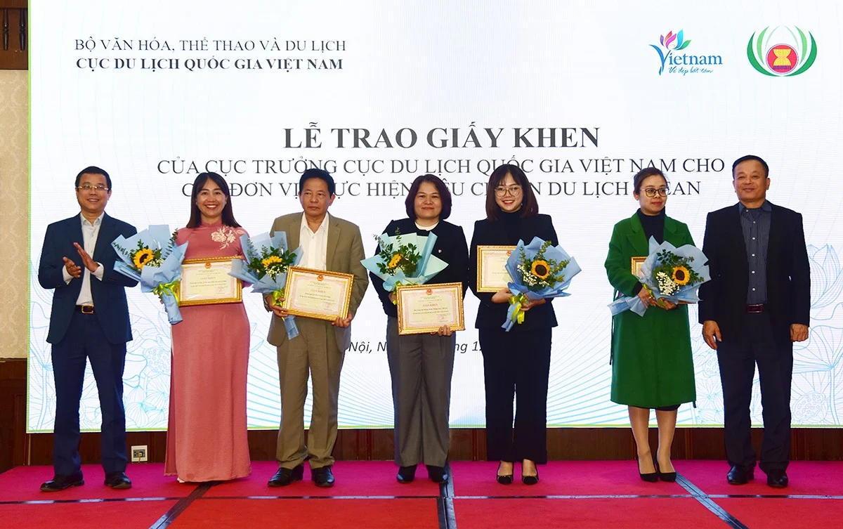 Vinpearl nhận giấy khen của Cục trưởng Cục du lịch Quốc Gia Việt Nam về việc thực hiện Tiêu chuẩn Du lịch ASEAN